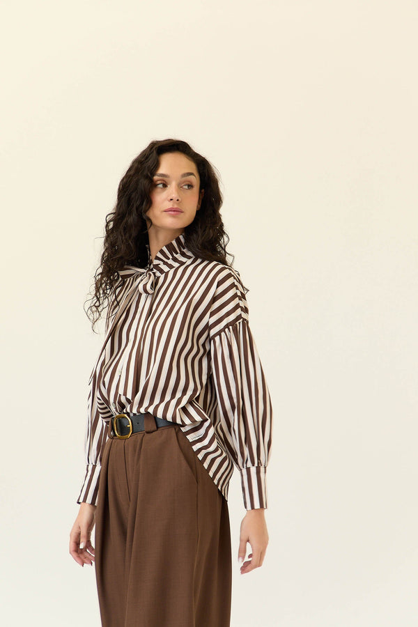 Camisa rayas lazo cuello marrón