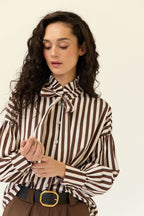 Camisa rayas lazo cuello marrón