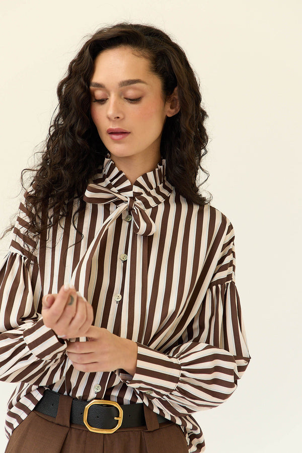 Camisa rayas lazo cuello marrón