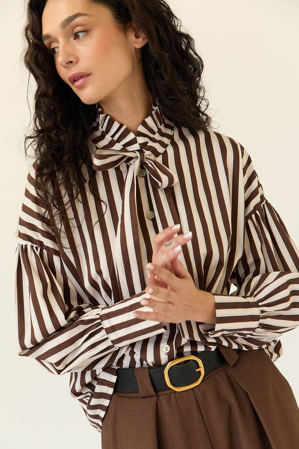 Camisa rayas lazo cuello marrón