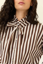 Camisa rayas lazo cuello marrón