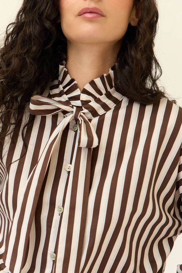 Camisa rayas lazo cuello marrón