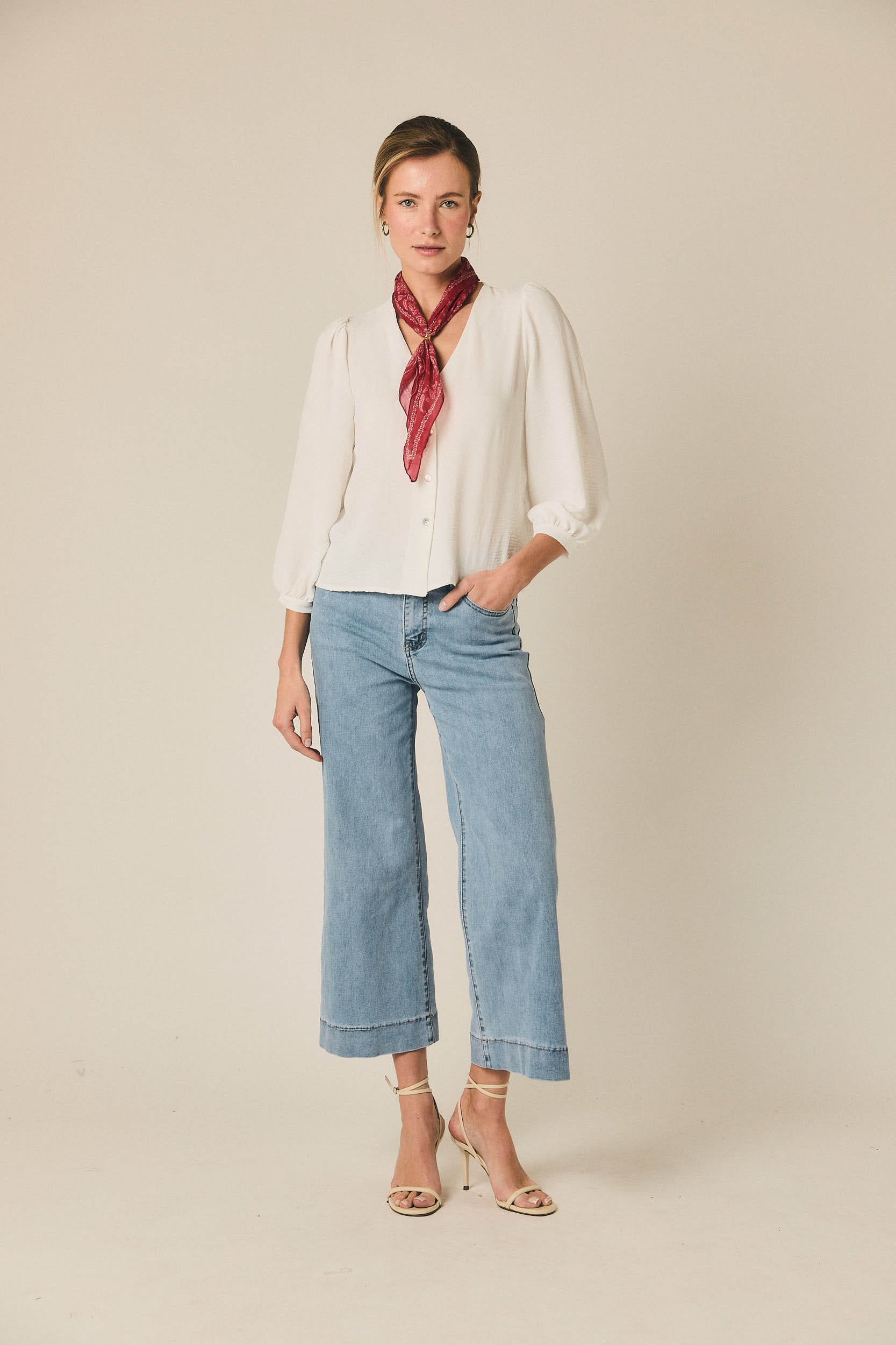 Blusa fina cuello pico blanco