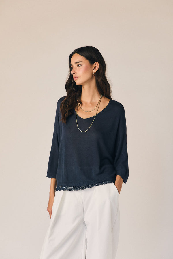 Top cuello pico puntilla azul marino