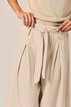 Pantalón ancho lazo rayas beige