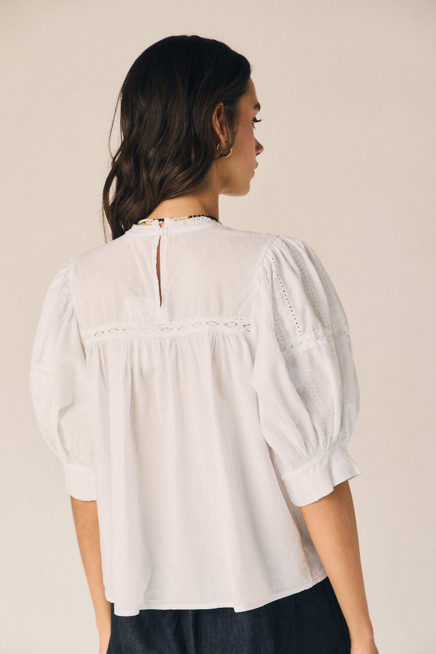 Blusa encaje jaretas blanco