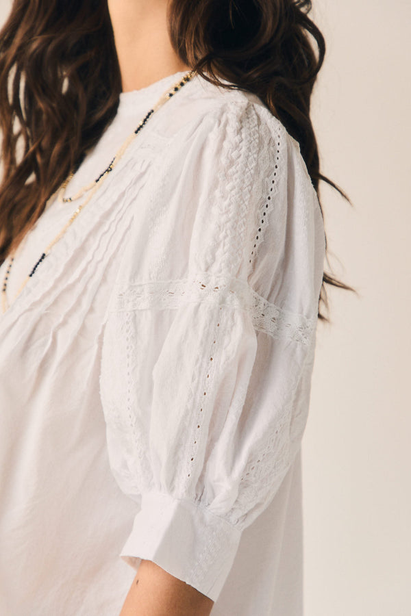 Blusa encaje jaretas blanco