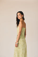 Falda midi con flores en relieve