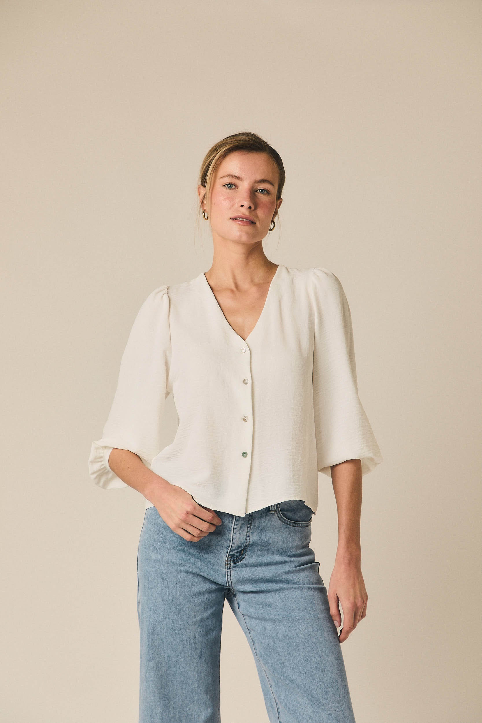 Blusa fina cuello pico blanco