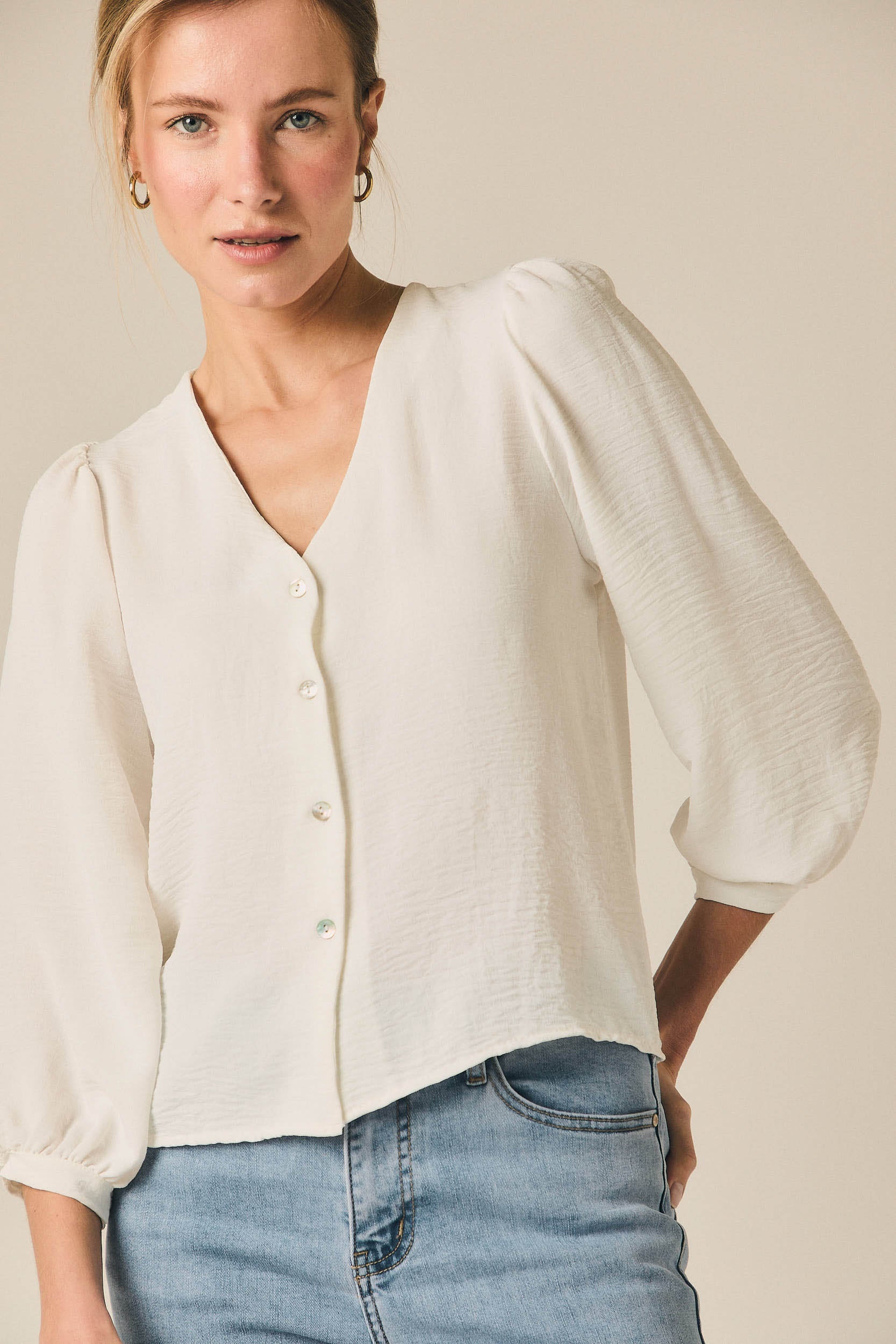 Blusa fina cuello pico blanco