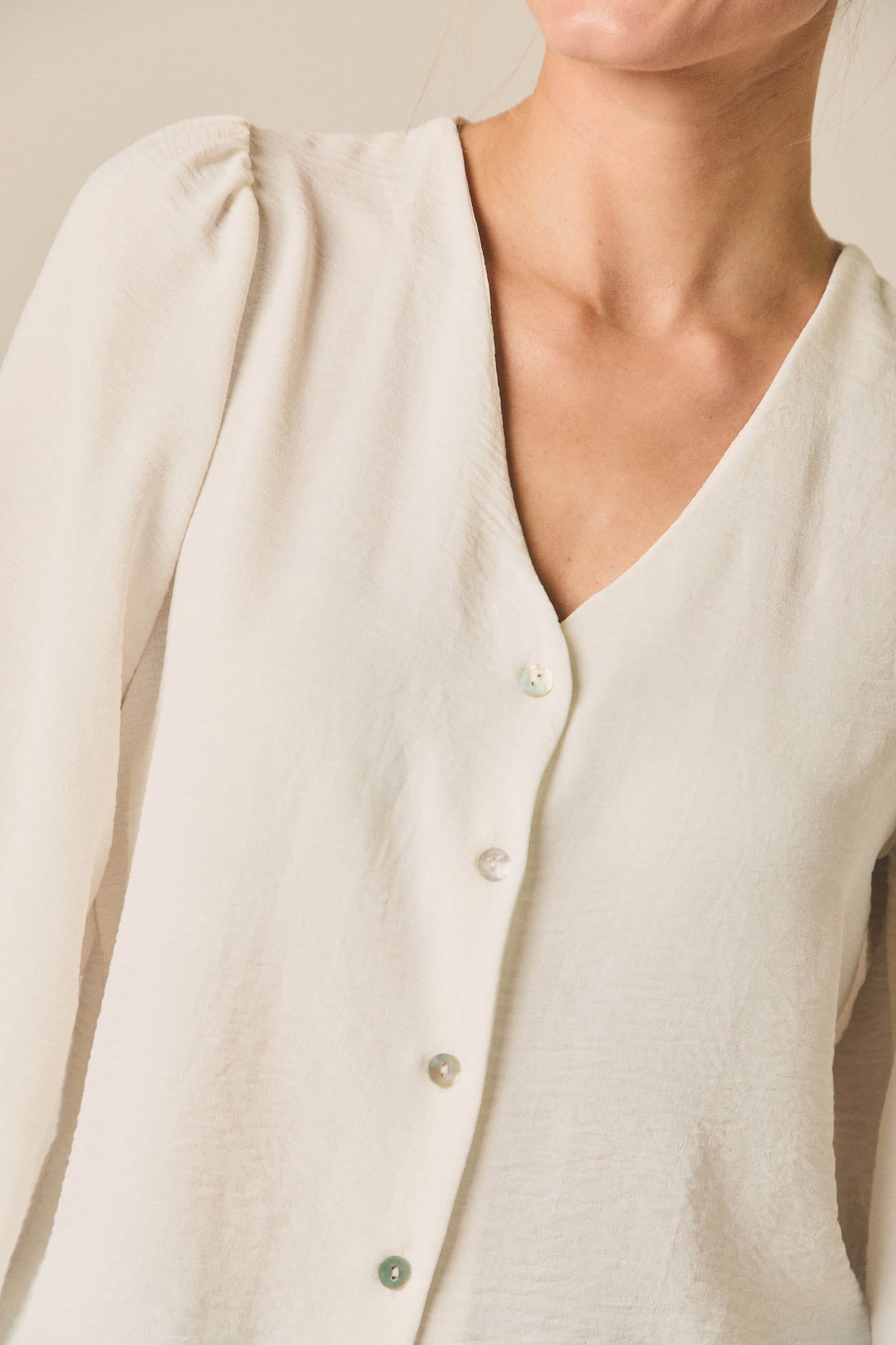 Blusa fina cuello pico blanco