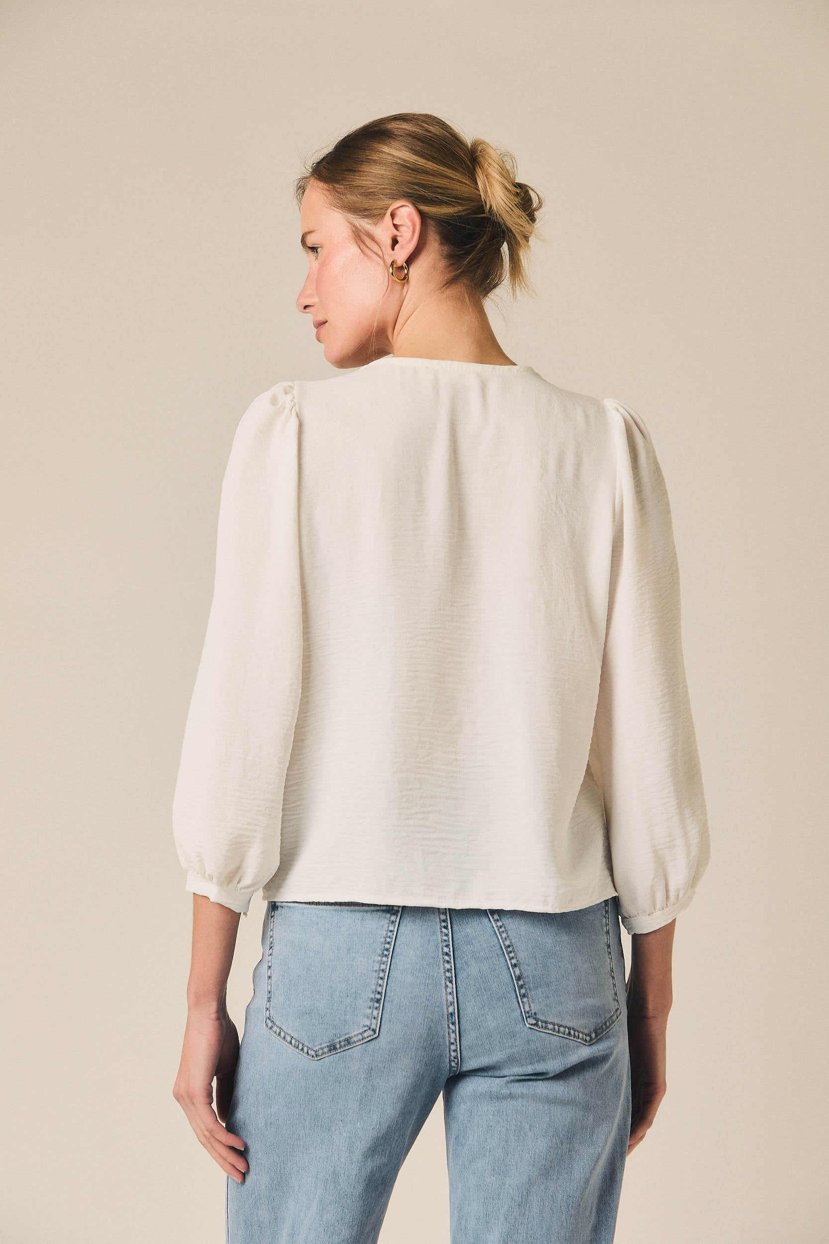 Blusa fina cuello pico blanco
