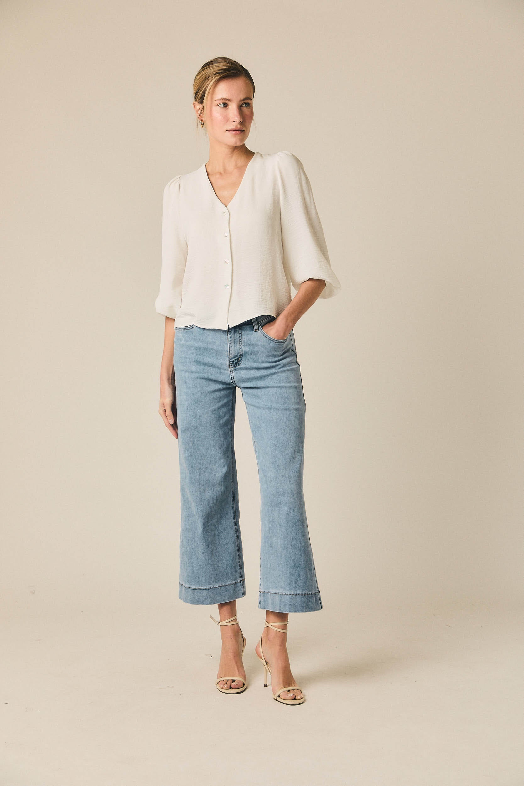Blusa fina cuello pico blanco