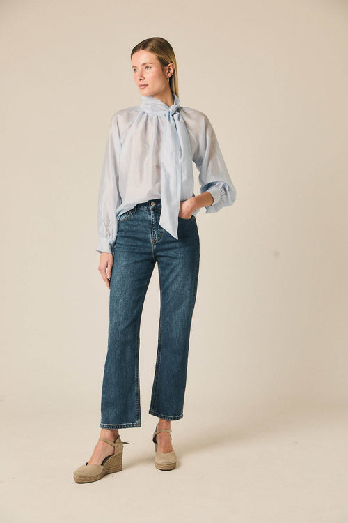 Blusa con lazada al cuello celeste