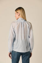 Blusa con lazada al cuello celeste