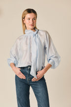 Blusa con lazada al cuello celeste