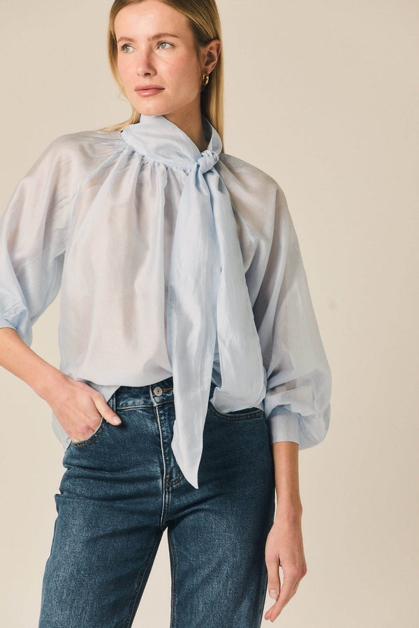 Blusa con lazada al cuello celeste