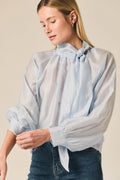 Blusa con lazada al cuello celeste