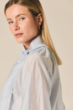 Blusa con lazada al cuello celeste