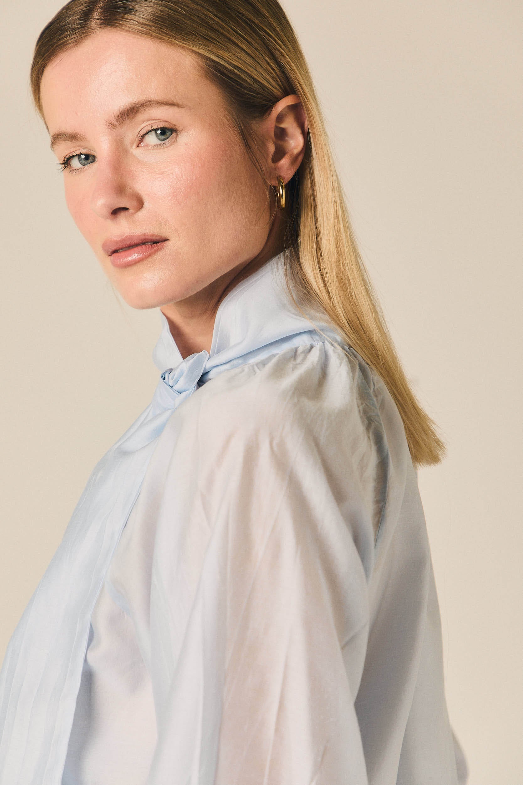 Blusa con lazada al cuello celeste