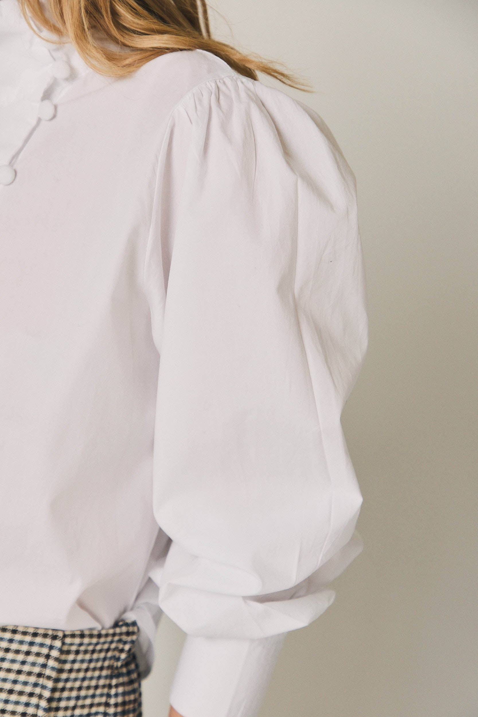 Camisa lisa con botones forrados blanco