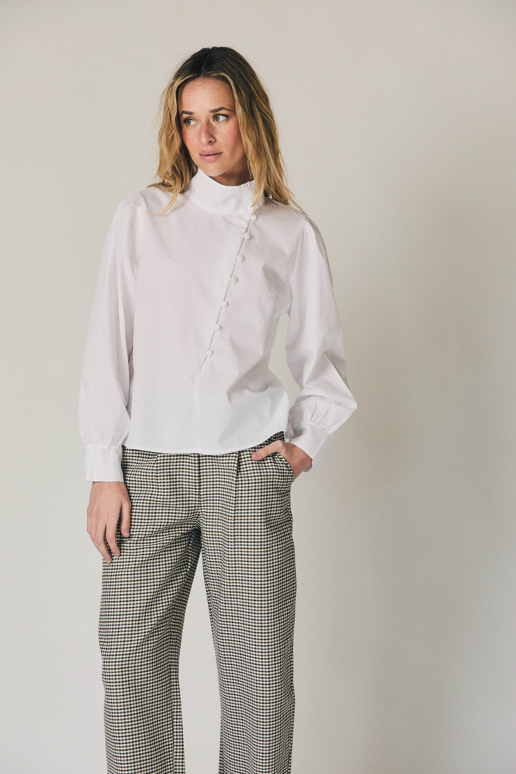 Camisa lisa con botones forrados blanco