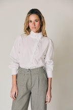 Camisa lisa con botones forrados blanco