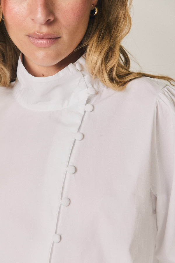 Camisa lisa con botones forrados blanco