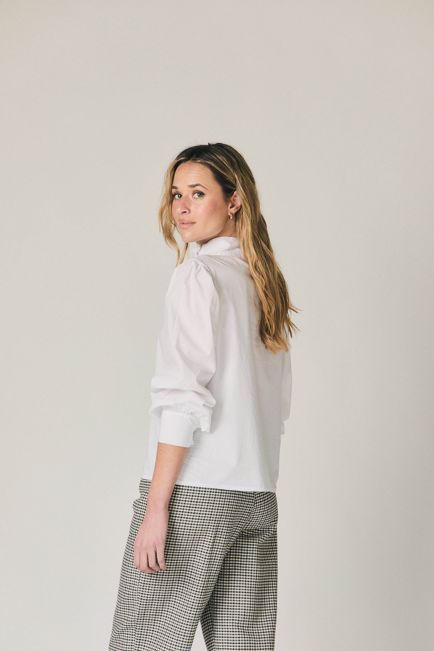 Camisa lisa con botones forrados blanco