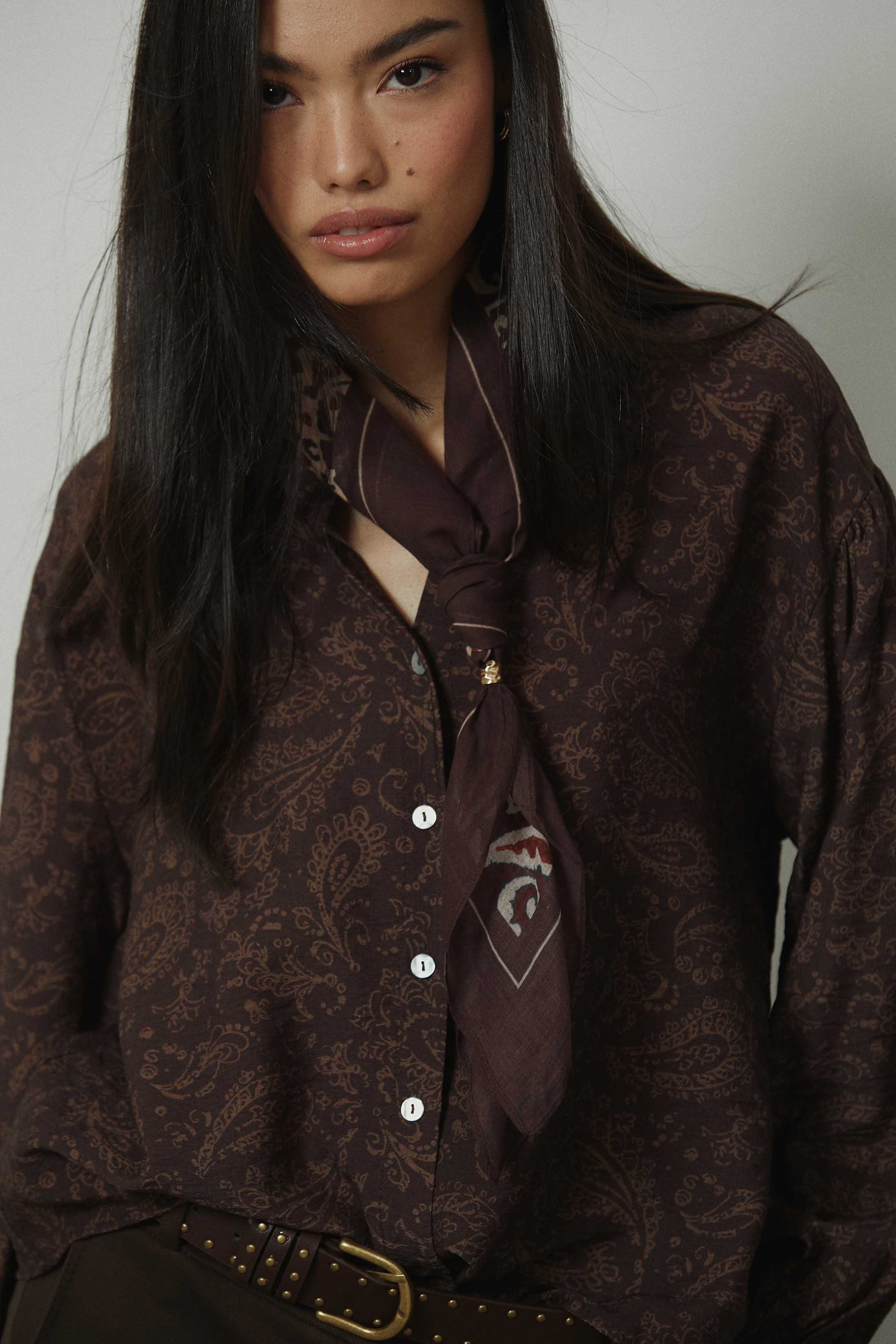 Camisa cuello mao estampado paisley marrón