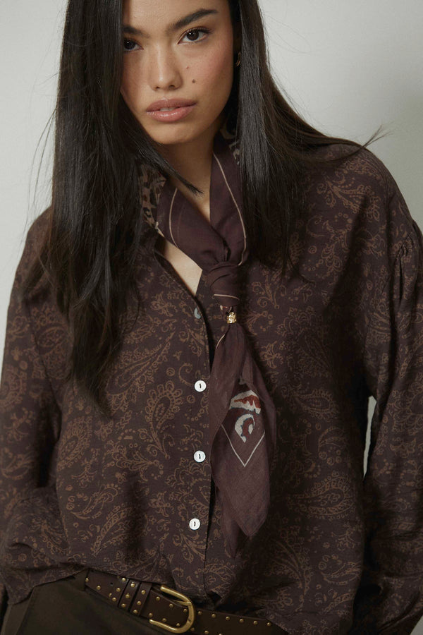 Camisa cuello mao estampado paisley marrón