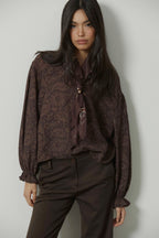 Camisa cuello mao estampado paisley marrón