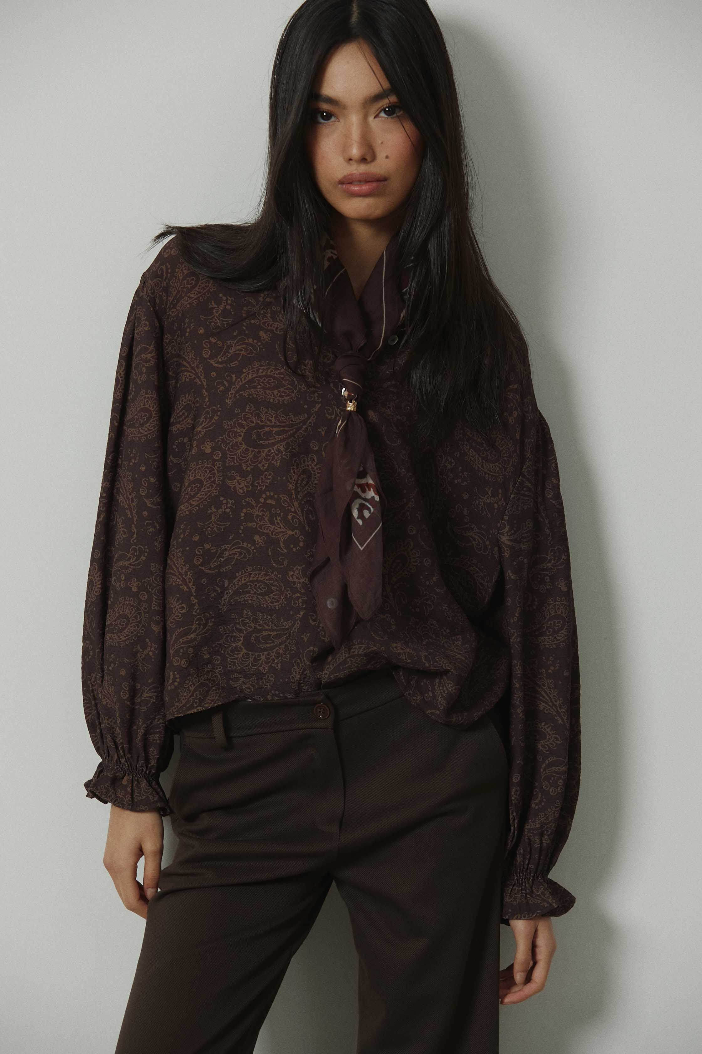 Camisa cuello mao estampado paisley marrón