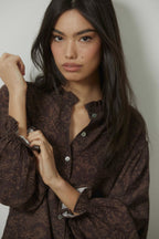 Camisa cuello mao estampado paisley marrón
