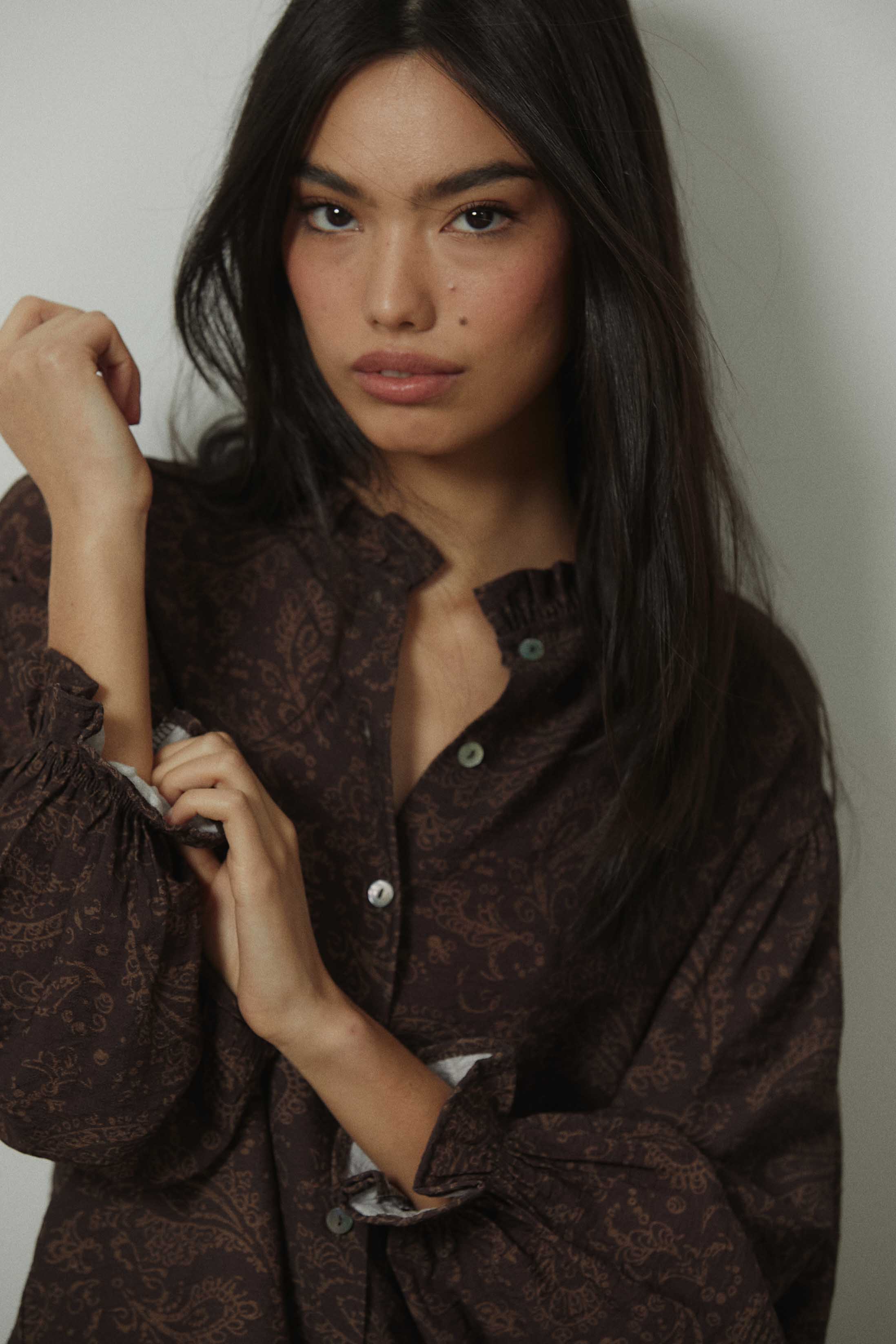 Camisa cuello mao estampado paisley marrón