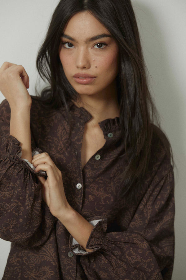 Camisa cuello mao estampado paisley marrón
