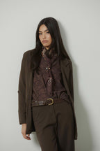 Camisa cuello mao estampado paisley marrón