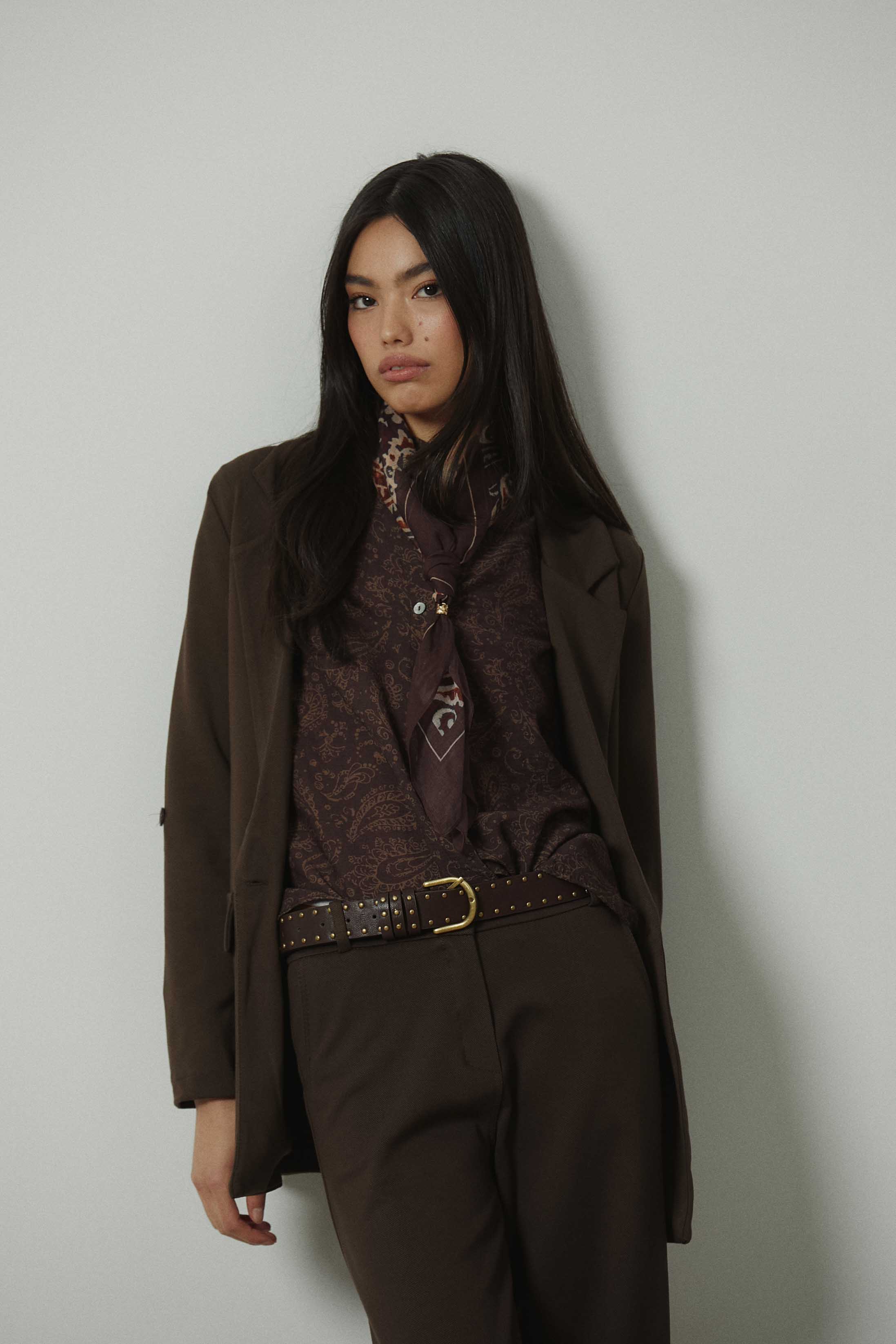 Camisa cuello mao estampado paisley marrón
