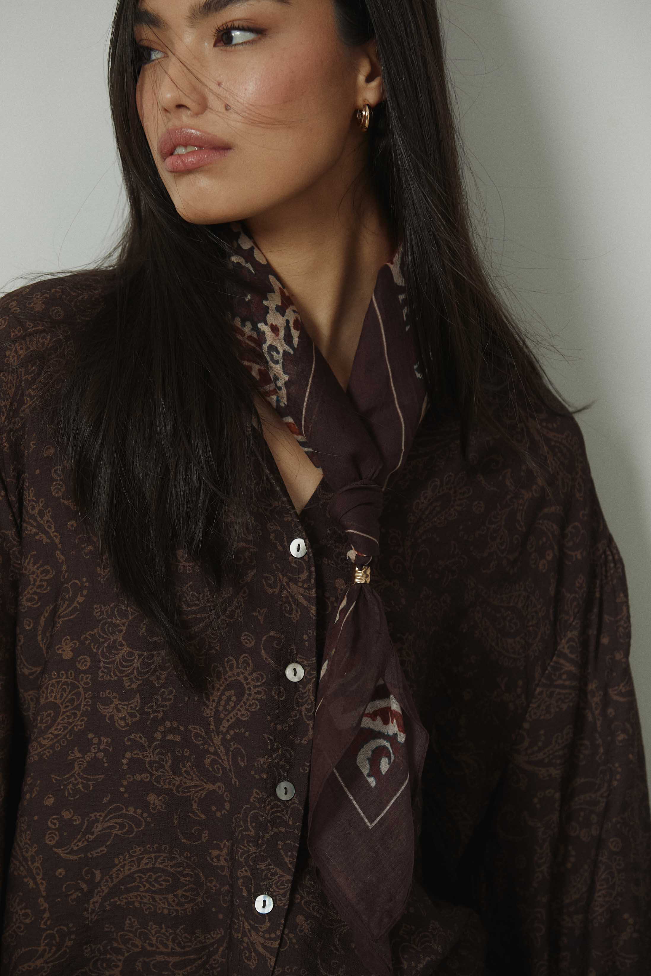 Camisa cuello mao estampado paisley marrón