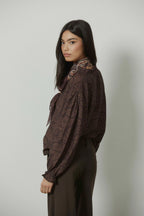 Camisa cuello mao estampado paisley marrón