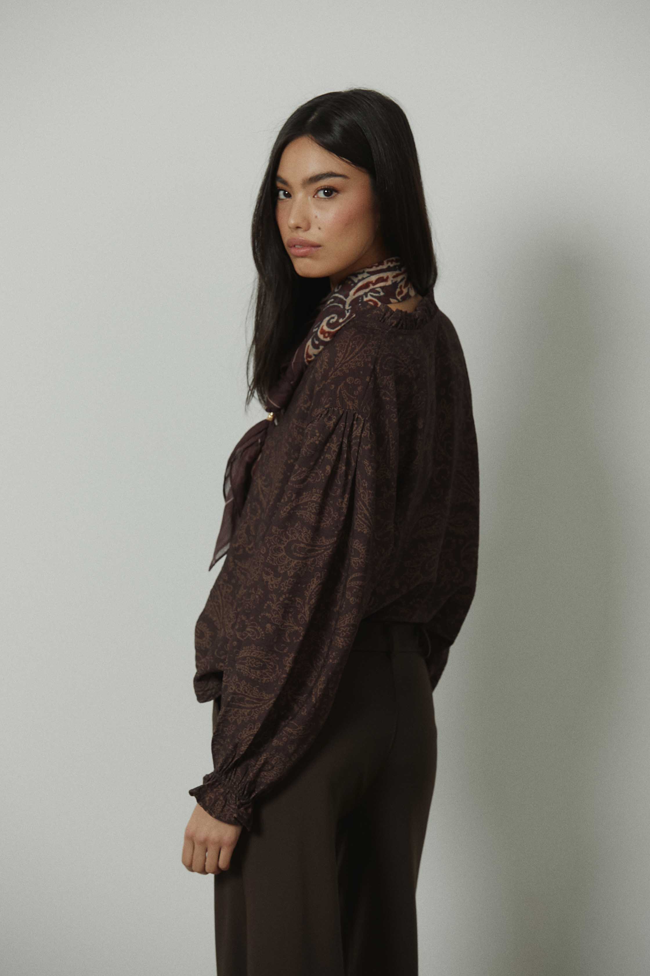 Camisa cuello mao estampado paisley marrón