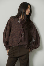 Camisa cuello mao estampado paisley marrón