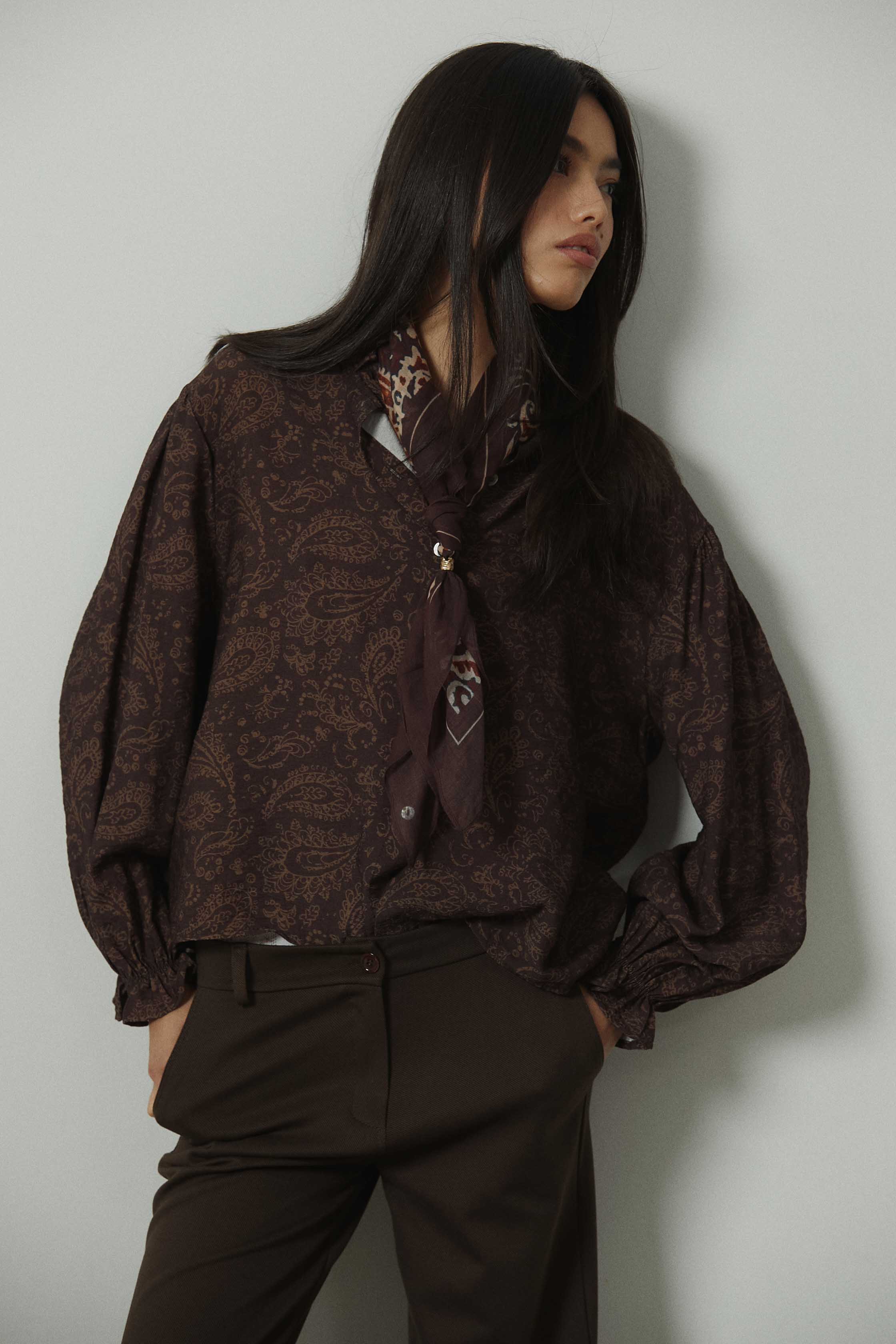 Camisa cuello mao estampado paisley marrón