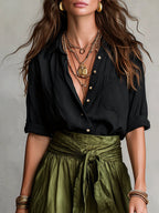 Conjunto de dos piezas: camiseta negra y falda midi verde oliva