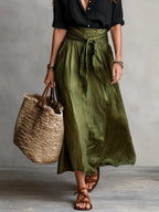 Conjunto de dos piezas: camiseta negra y falda midi verde oliva