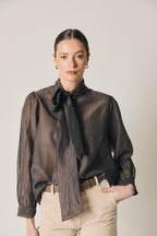 Blusa fina con lazo marrón