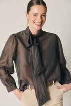 Blusa fina con lazo marrón
