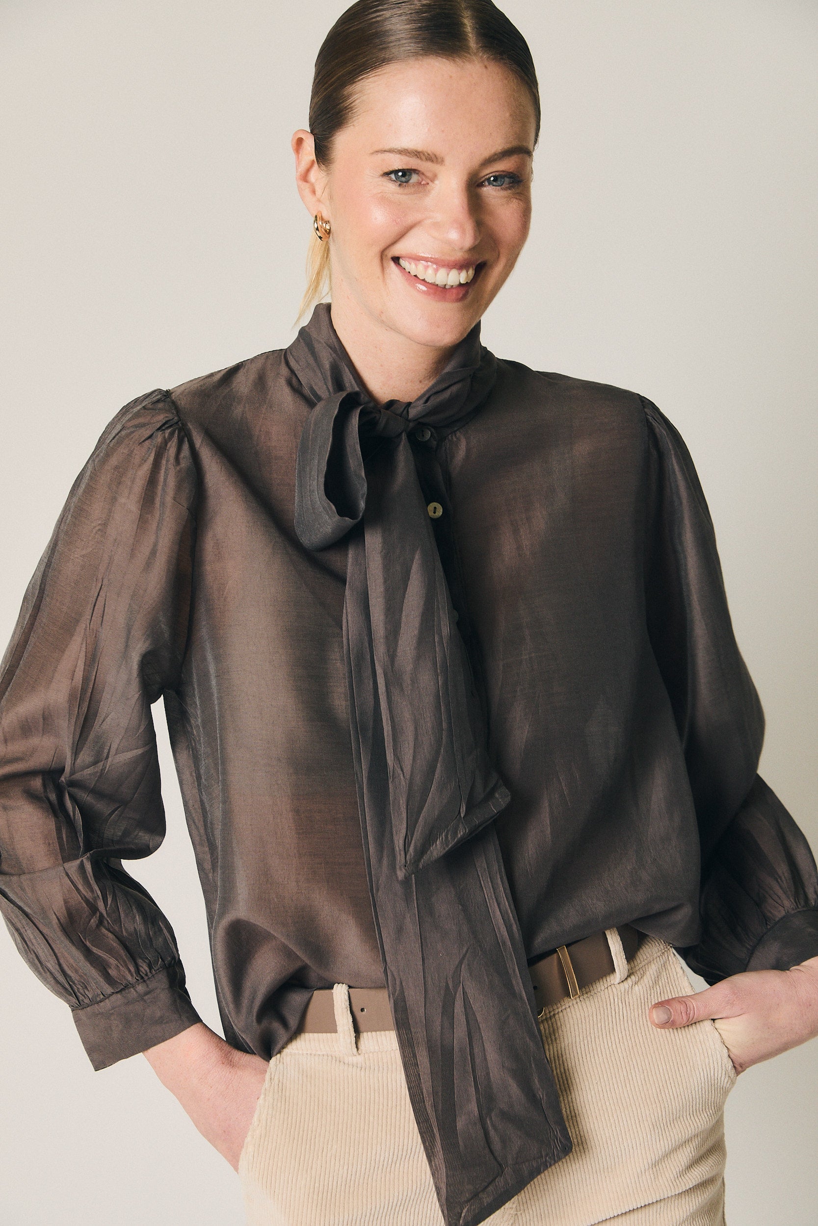 Blusa fina con lazo marrón