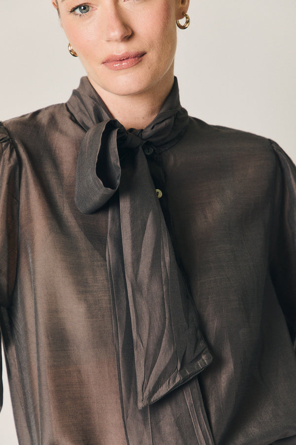 Blusa fina con lazo marrón