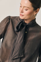 Blusa fina con lazo marrón